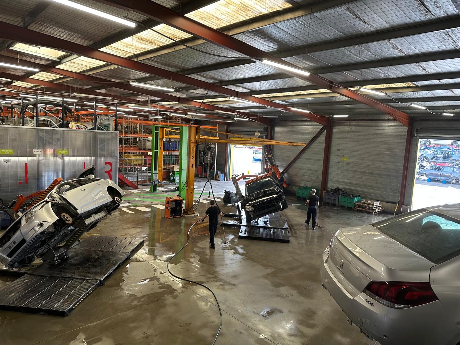Atelier de dépollution et de déconstruction de Cazenave Pièces Auto, véhicules sur bascules