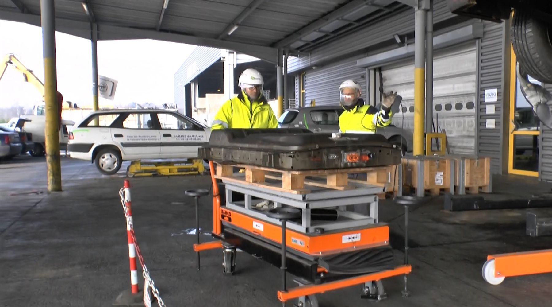 Équipe habilitée manipulant une batterie de traction